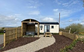 Redfox Shepherds Hut And Private Hot Tub
